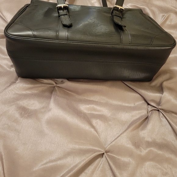 Reduced! Louis Vuitton Black Epi Segur MM Satchel - Picture 5 of 14